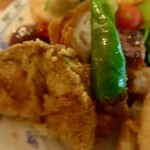 PEACE CAFE & STORE - 「ベジチーズバーガー」ソイミートのフライもつけあわせ野菜も味があるミャ