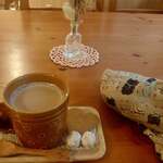 PEACE CAFE & STORE - サービスのチャイとお茶菓子。柿のらくがん2ケとややスパイシーなハートクッキー、チャイもまたスパイシーだけどぽかぽかしますミャ