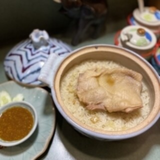 我们还提供用陶罐烹制的 Khao Man Gai 菜肴和日本料理/泰国菜。