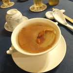 中国料理 石本 - とてもいい薫りがする、黄金色の透き通ったフカヒレスープです。