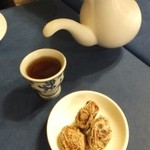 中国料理 石本 - 紹興酒、干し梅がついてきます。