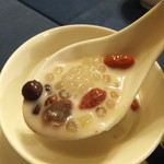 中国料理 石本 - 中にはタピオカや団子以外も色々と具沢山。