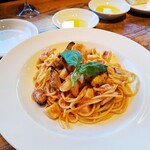 Q CAFE by Royal Garden Cafe - 海老、帆立、ムール貝、以下のトマトソーススパゲティ
