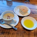 ベースキューカフェ by ロイヤルガーデンカフェ - スープとフォカッチャ