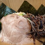 横浜家系ラーメン 蓮 - キクラゲ♪ドーン