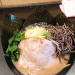 横浜家系ラーメン 蓮 - 海苔がお山♪かわいらしい
