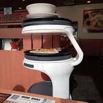 Kourakuen - 配膳ロボット（汁物丼を最上部に置くと、卓上に運ぶのがたいへん）