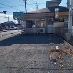 沖縄料理 美ら結 - 外観と駐車場