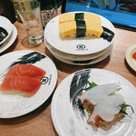回転寿司みさき - 上から時計回りに　玉子、タコ、めばちマグロ赤身