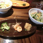 el caliente modern mexicano - caliente特製前菜の盛り合わせとロメインレタスのシーザースサラダでございます