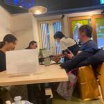 博多 太郎寿司 - 満席です　お隣は観光客らしい