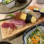 博多 太郎寿司 - 年末年始らしく紅葉などの飾りも　粋です