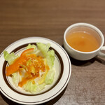 Hambagu Hausu Gyuusha - セットのサラダとコンソメスープ