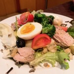 キッチン サカナヤ - シェフ特製ニース風サラダ　黒いお米みたいのがワイルドライス