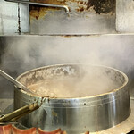 がむしゃら - グツグツと煮えたぎる豚骨スープ羽釜