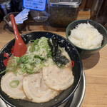 がむしゃら - とんこつラーメン、ごはん（中）