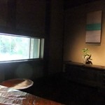 燈々庵 - カウンターから庭を