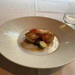 エスコフィエ - あんこうのムニエル。緑胡椒のソースと説明されたが、おそらくラヴィコットソースのアレンジかな？正統派のフレンチらしく魚種のチョイスが渋い。弾力のある食感に酸味あるソースが合って美味い。