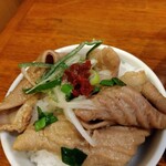 俺の中華たなか家 - アレンジ「ミニホルモン丼」なかなか良いお顔でアレンジ出来ました(^^♪