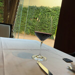 エスコフィエ - 赤ワインは産地USA、品種カベルネ・ソーヴィニヨン100%で、ビンテージ2017年。品種で選んだがグラスで3900円と、なかなか立派な価格だけど、内税でサービス料込みなので、まあこんなもんか。