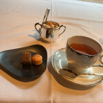 エスコフィエ - 小菓子と食後の紅茶。