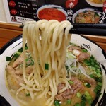 俺の中華たなか家 - 麺リフト⤴️❊ピント❊が合わず……残念(¯―¯٥)　でもスープが絡んだ自家製麺は旨し(^o^)v