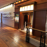 エスコフィエ - 一軒家フレンチと比較すると、やはりギャルソンの接客がワンランク上だった。やはりホテルフレンチはいいね。