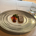 エスコフィエ - 前菜は、ラードで巻かれた豚レバーのテリーヌにポルト酒のジュレ。ビストロだとベーコンで巻かれたパテドカンパーニュにディジョンマスタードが王道だけど、さすが老舗ホテルのグランドダイニング。