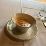 エスコフィエ - エビのビスク。トマトクリームにエビの旨味が合わさり、めちゃめちゃ濃厚な、クリーミーな舌触りで、味はガチうま。