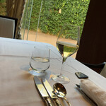 エスコフィエ - 白ワインは産地はNZ、品種はソーヴィニヨン・ブラン100%で、ビンテージは2022年。ストラタムって言ったかな？ランチだからかグラスは3種類あったがニューワールドが主だった。