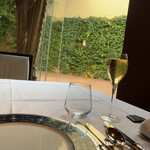 エスコフィエ - アペリティフはシャンパーニュ。銘柄は失念したが、キリッとして飲み口爽やか。まあシャンパーニュでハズレはよっぽど無い。