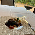 エスコフィエ - 根室産蝦夷鹿のポワレ。いろんなベリーが入った赤ワインソースと説明されたが、おそらくベリーはスグリの代用で、ソース・グランヴヌールかな？ジビエの臭み無く、しっかりした肉質でうまい。