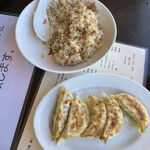 カツミ軒 - チャーハン（少し食べちゃった……汗）と餃子