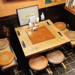 Ayuno Sato Yamakou - 【テーブル席】2〜6名様迄 
      ご要望に応じて補助テーブル設置します。
      店舗入り口入ってすぐ左、テレビ設置されてるお席です。