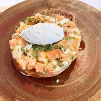 レストラン アルティザン（restaurant Artisan） - サーモンのタルタルがパンケーキの上にのっています