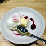 織人 - デザート(ベリーソースのチーズケーキ、れん乳イチゴのアイスクリーム)
