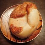 Yotsuba Bakery - 〈おやき風パン〉デフォルトですこしなかみ見えてるけど、そこが手づくりのいいとこミャ