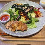 ベジボーイキッチン - スパイスチキンにはトマトソースも付いています。