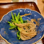 勢麟 - 芹、独特の香りと根はしゃきしゃきした食感がある