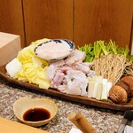 勢麟 - てっちり、虎ふぐと原木椎茸、白菜、ネギ、根付きの芹