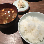 金鯱山 - 陶板焼きセット：赤だし・ライス・漬物