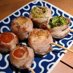 野菜巻き串屋 うずまき - ③プチトマト巻き串(税別210円)
      ④えのき巻き串(税別200円)
      ⑤名物レタス巻き串(税別210円)
      薄切り豚バラ肉で野菜を巻いた串は火入れにより肉汁が浮いています
      味わいも濃くて口の中がベトベト