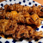 野菜巻き串屋 うずまき - ⑥博多カリカリ鶏皮巻き串【タレ】(8の日割税別88円)×3本
      鶏系は全て濃いめのタレで提供されたのですご、これも塩で食材を味わう派の私には強過ぎます