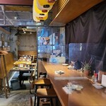野菜巻き串屋 うずまき - 店内はコンクリート打ちっぱなし&ナチュラルウッドでシックなモダンテイストという最近の流行りパターン。
      結構広くて座席数40席となかなか多い。