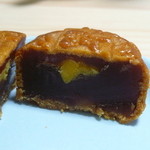 桂翠 - 月餅断面　アヒルの卵入り