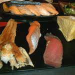 Tora sushi - ≪２０１３年５月≫皆で取り分け。ネタが大きい！シャリは少なめ。右上のは出汁巻き卵じゃなく、玉の寿司です。ご飯は何処？(笑)