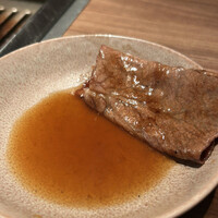 焼肉うしごろ 新宿三丁目店 - 焼いて、タレをからめて…