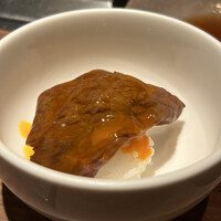 焼肉うしごろ 新宿三丁目店 - 卵黄をまとわせてご飯と。
                      これ、間違いなさ過ぎる美味しさですよね。