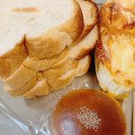 Ｂｒｅａｄ Ｃｒａｆｔ　オオウラ - 蜂蜜食パン、チーズパン、つぶあんパン