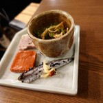 日本酒 松本 - お通しは赤こんにゃく・エゾシカのテリーヌ・鰯の酢漬け・松前漬けと豪華 202212